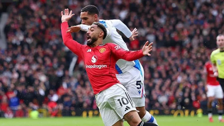 Maxence Lacroix pulls Matheus Cunha