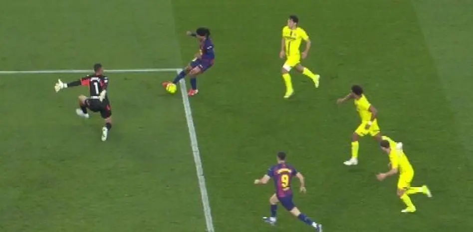 Lewandowski’s late goal is initially ruled out for offside by the assistant… then VAR confirms it should stand after a long check.