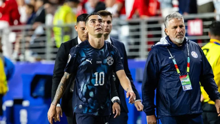 Miguel Almiron red card