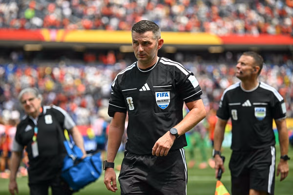 How football referees are graded by official referee observers