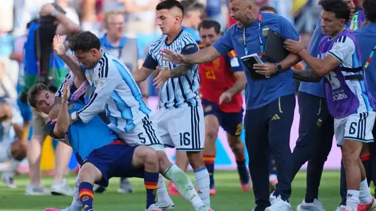 Leandro Paredes and Gavi during the Spain Argentina World Cup final brawl